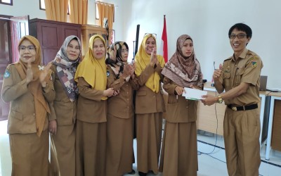 SMAN 1 SIGI MELAKSANAKAN ACARA PELEPASAN IBU NURRAHMAH ABDULLAH, S.Pd